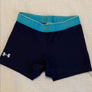 size medium. womens under armor shorts. elastic band. 2.5” inseam